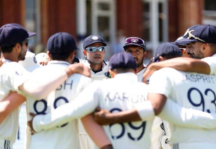 भारत आणि इंग्लंड यांच्यातील पाच सामन्यांच्या कसोटी मालिकेत इंग्लंड 2-1 अशी आघाडीवर आहे. लीडस आणि लॉर्डस कसोटी इंग्लंडनं जिंकली तर बर्मिंघम कसोटीत भारतानं विजय मिळवला. चौथी कसोटी 23 जुलैपासून सुरु होईल ती 27 जुलै पर्यंत सुरु राहील. या कसोटीत भारताकडून जसप्रीत बुमराह खेळणार असल्याची माहिती आहे. तर करुण नायरला वगळलं जाऊ शकतं. बुमराहची या दौऱ्यातील ही तिसरी कसोटी असू शकते.