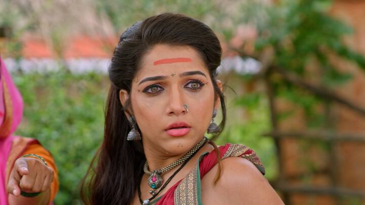 मोहिनी मात्र गावकऱ्यांपुढे गयावया करून सांगते की तिने कोणतीही चूक जाणूनबुजून केलेली नाही. ती गावात एक परडी हरवल्याचे सांगते आणि रडत्या स्वरात विचारते, 