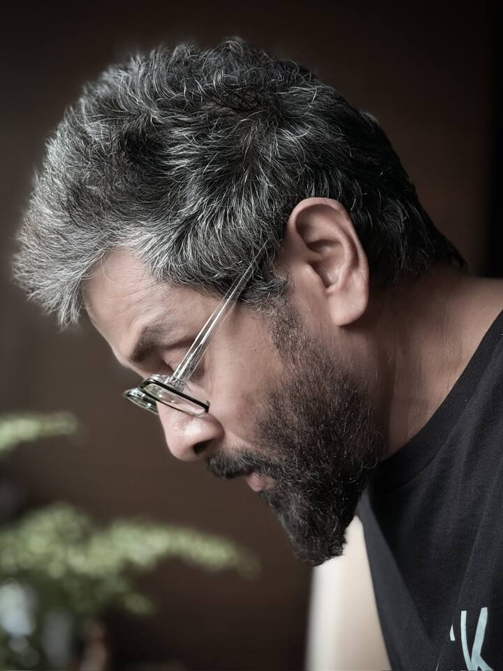 இந்த படத்திற்காக விக்ரம் புதிய லுக்கில் மாறியுள்ளார். 60 வயதாகும் விக்ரமின் லேட்டஸ்ட் ஃபோட்டோக்களை பார்த்து ரசிகர்கள் வியந்து பாராட்டி வருகிறார்கள்
