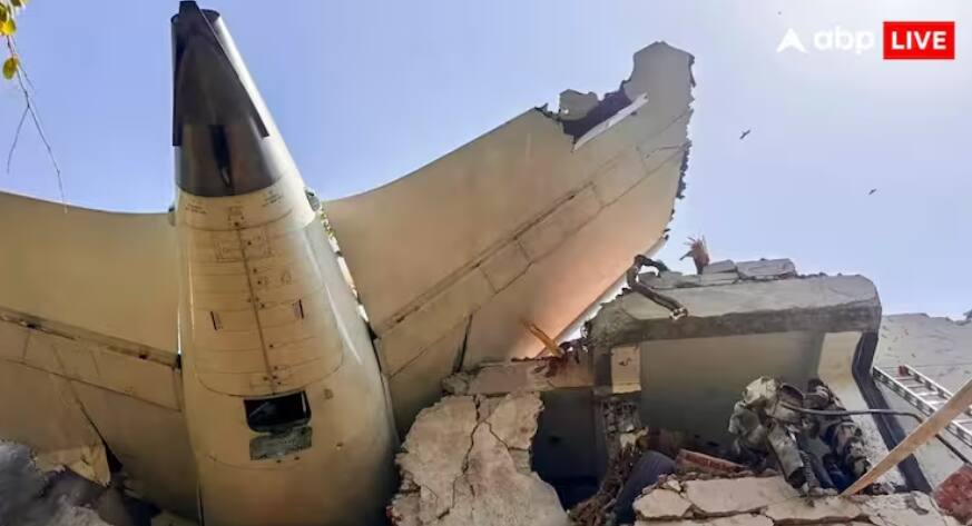 ਕੈਪਟਨ ਨੇ ਬੰਦ ਕੀਤਾ ਜਹਾਜ਼ ਦੇ ਇੰਜਣ ਦਾ ਫਿਊਲ, ਏਅਰ ਜਹਾਜ਼ ਹਾਦਸੇ 'ਚ ਸਾਹਮਣੇ ਆਈ ਰਿਪੋਰਟ ਦਾ ਦਾਅਵਾ air-india-plane-crash-ahmedabad-cockpit-recording-of-last-conversation-between-two-pilots ਕੈਪਟਨ ਨੇ ਬੰਦ ਕੀਤਾ ਜਹਾਜ਼ ਦੇ ਇੰਜਣ ਦਾ ਫਿਊਲ, ਏਅਰ ਜਹਾਜ਼ ਹਾਦਸੇ 'ਚ ਸਾਹਮਣੇ ਆਈ ਰਿਪੋਰਟ ਦਾ ਦਾਅਵਾ