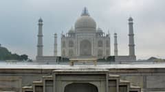 बुजुर्ग को गाड़ी में बंद करके ताजमहल देखने गया परिवार, लोगों ने कार का शीशा तोड़कर निकाला बाहर