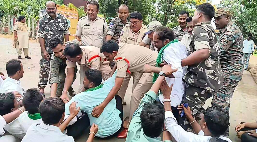 ఆదిలాబాద్ ఐటీడీఏలో CRT నియామకాలపై గిరిజనుల ఆగ్రహం: అవకతవకలపై ఆందోళన!