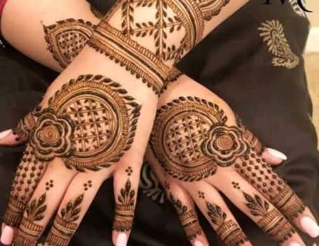 बैक हैंड डिज़ाइन: अगर आप मिनिमलिस्ट लुक चाहती हैं, तो बैक हैंड मेहंदी डिजाइन परफेक्ट रहेगा. इसमें उंगलियों पर ज्वेलरी पैटर्न, मिड-पाम एलिमेंट और ब्रैसलेट जैसा स्टाइल देखने को मिलता है.