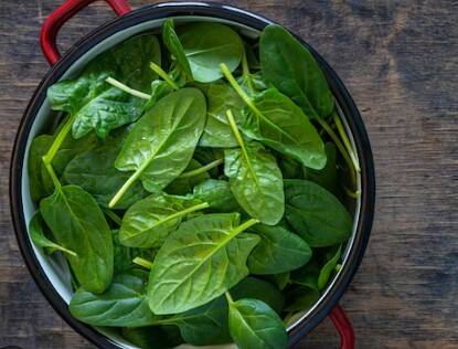 पालक: पालक में मौजूद एंटीऑक्सीडेंट्स लीवर को फ्री-रैडिकल डैमेज से बचाते हैं. इसमें क्लोरोफिल होता है जो लीवर से टॉक्सिन्स निकालने में मदद करता है. सलाद में, सब्ज़ी में या सूप में, पालक हर रूप में फायदेमंद है.