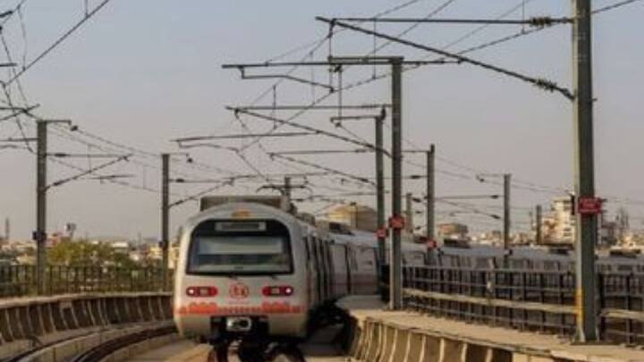 वहीं सदर बाजार कैंट स्टेशन भी डिफेंस क्षेत्र में आता है, लेकिन यह सड़क पर स्थित है, जिससे कि लोग आसानी से आ-जा सकते हैं. हालांकि यहां भी आईडी कार्ड दिखाना होता है.