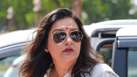 बिहार में 125 यूनिट तक बिजली फ्री, नीतीश सरकार के ऐलान पर प्रियंका चतुर्वेदी बोलीं- 'इलेक्शन आया ,रेवड़ी का...'