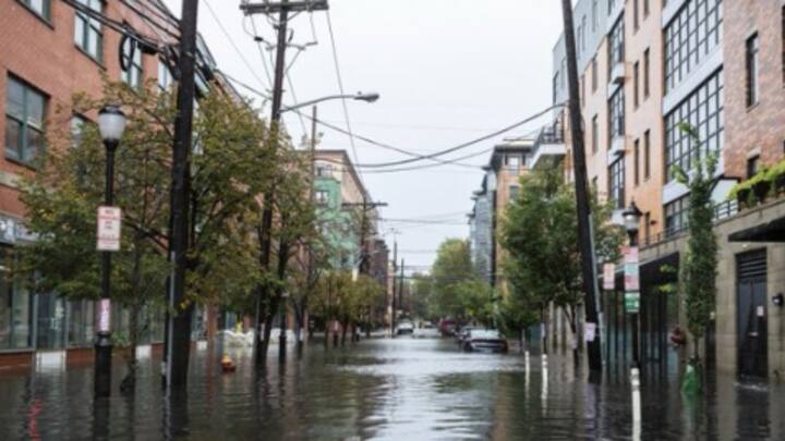 मैनहट्टन में मेट्रो सेवाएं अस्थायी रूप से बंद कर दी गईं. कुछ इलाकों में 7 इंच तक बारिश रिकॉर्ड की गई है. बाढ़ के कारण कुछ फ्लाइटें भी रद्द कर दी गईं, जिससे यात्रियों को घंटों ट्रैफिक जाम में फंसे रहना पड़ा.