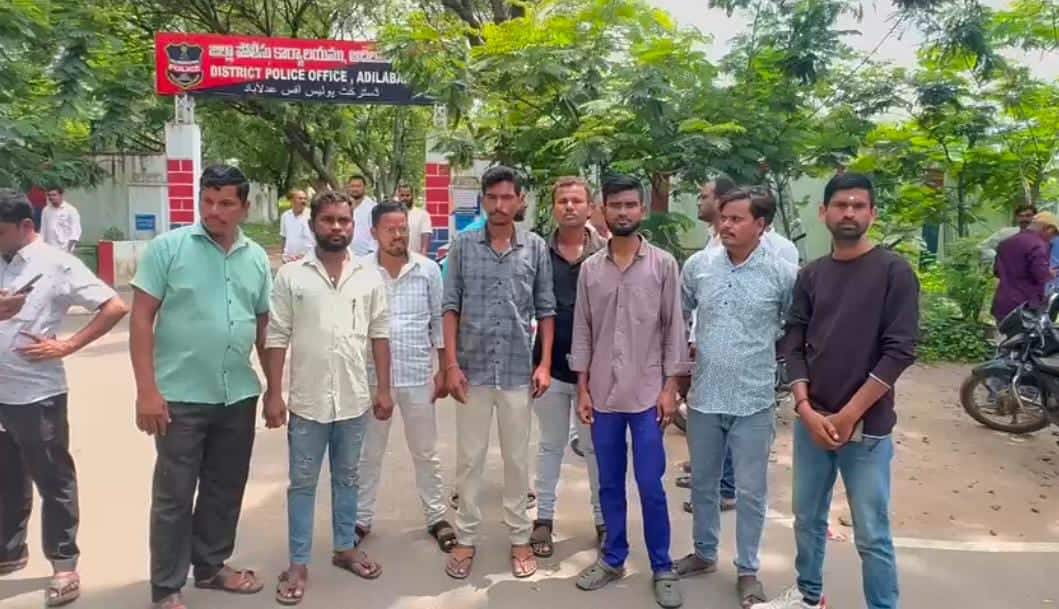 Adilabad Crime News:ఆదిలాబాద్లో మైక్రో ఫైనాన్స్ ముసుగులో భారీ మోసం: 400 మంది నిరుద్యోగులకు కుచ్చుటోపి!