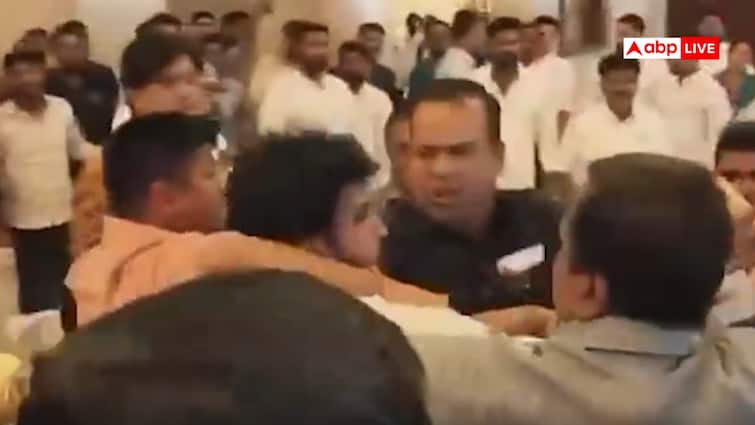 महाराष्ट्र विधानसभा परिसर में दे दना दन! बीजेपी MLA और जितेंद्र आव्हाड के समर्थक भिड़े, वीडियो वायरल Maharashtra Assembly clash broke out between BJP MLA Gopichand Padalkar and supporters of NCP SP leader Jitendra Awhad devendra fadnavis महाराष्ट्र विधानसभा परिसर में दे दना दन! बीजेपी MLA और जितेंद्र आव्हाड के समर्थक भिड़े, वीडियो वायरल