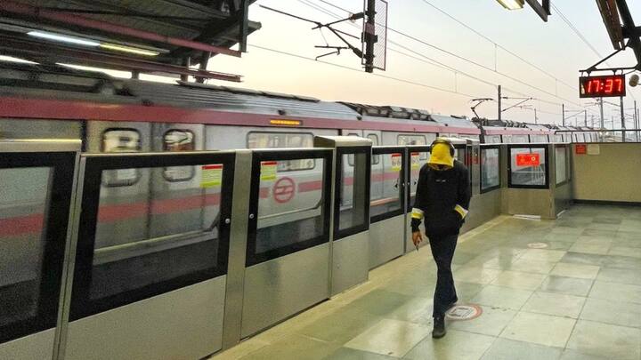 दिल्ली मेट्रो के शंकर विहार और सदर बाजार कैंट मेट्रो स्टेशन पर आईडी कार्ड दिखाना होता है, इसके बाद ही यहां से बाहर निकलने को मिलता है. क्योंकि ये दोनों मेट्रो स्टेशन कैंट इलाके में स्थित हैं.