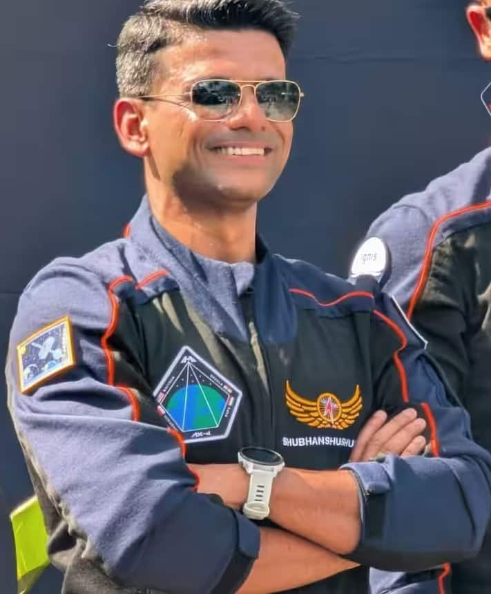 अंतरराष्ट्रीय अंतरिक्ष स्टेशन (आईएसएस) की 18 दिन की यात्रा के बाद लौटे भारतीय अंतरिक्ष यात्री ग्रुप कैप्टन सुभांशु शुक्ला की पहली तस्वीर ने पूरे देश का दिल जीत लिया है।