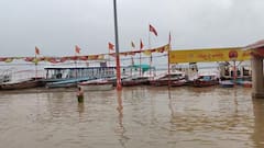 In Pics: वाराणसी में गंगा का जलस्तर बढ़ा, नमो घाट समेत सभी घाट जलमग्न, गंगा आरती का भी स्थान बदला, देखें- तस्वीरें