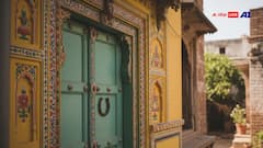 वास्तु शास्त्र के अनुसार घर के मुख्य द्वार पर इस 1 चीज को लगाने से खुलेंगे किस्मत के दरवाजे! जानें इसके बारे में