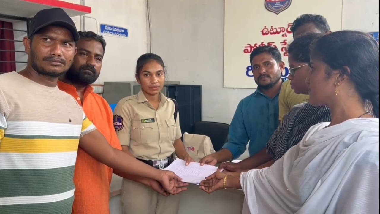 Adilabad Crime News:ఆదిలాబాద్లో మైక్రో ఫైనాన్స్ ముసుగులో భారీ మోసం: 400 మంది నిరుద్యోగులకు కుచ్చుటోపి!