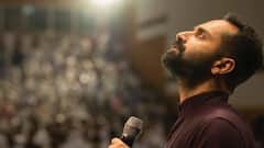 Fahadh Faasil: হাতে ১৭ বছর পুরনো কিপ্যাড ফোন, তার দামই ১০ লক্ষ টাকা! নজর কাড়লেন এই তারকা অভিনেতা