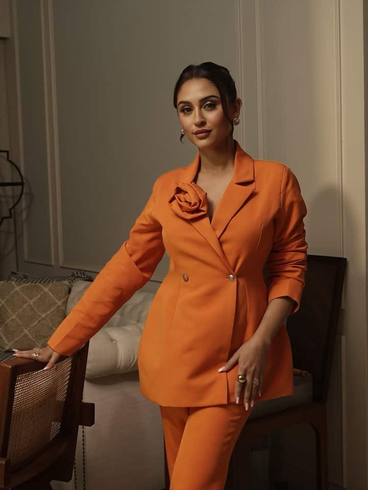 ये हसीना कोई और नहीं बल्कि क्रिस्टल डिसूजा हैं. एक्ट्रेस को कुछ वक्त पहले लोगों ने ये कहकर काफी ट्रोल किया था कि उन्होंने सुंदर दिखने के लिए सर्जरी करवाई है.