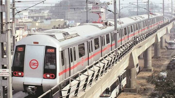 दिल्ली की मेट्रो में आपको सुबह और शाम को बहुत ज्यादा भीड़ देखने को मिलेगी, क्योंकि ऑफिस वाले तो ज्यादातर मेट्रो से ही सफर करते हैं. इसके जरिए समय की भी बचत होती है और ट्रैफिक का सिरदर्द भी नहीं होता है.
