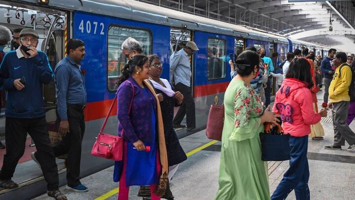 এই নিয়ম প্রত্যেক যাত্রীকে অনুসরণ করতে হয়। অনেক সময় দেখা যায় যে ভিড় এবং তাড়াহুড়োর কারণে অনেকে মেট্রোর গেট বন্ধ হওয়ার সময় সেটি আটকানোর চেষ্টা করেন। কেউ কেউ হাত বা ব্যাগ ঢুকিয়ে দেন যাতে গেটটি আবার খুলে যায়।