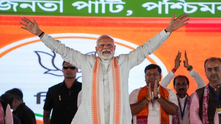 এদিন জ্বালানি ইস্যুতে তিনি বলেন, বাংলার মানুষ জানে ২১ শতক নতুন প্রযুক্তির। উদ্যোগেও নতুন প্রযুক্তি দরকার। স্টিল প্ল্যান্ট সহ সব জায়গায় নতুন প্রযুক্তি দরকার। যা ভারত সরকারই দিয়েছে, বলেন তিনি। দুর্গাপুর-কলকাতা পাইপলাইনে হাজার কোটি টাকা খরচ করছে। যাতে এখানে CNG-তে গাড়ি চলে। আপনাদের পয়সা বাঁচবে। কারখানাকে শক্তি দেবে। যুবকদের রোজগারের নতুন সুযোগ হবে। স্বাধীনতার পর পশ্চিমবঙ্গের লক্ষ পরিবারের জন্য় গ্যাসের স্বপ্ন পূরণ হবে।