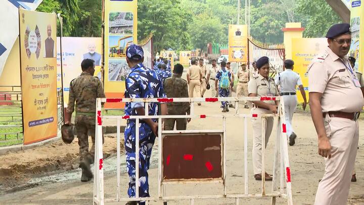 প্রধানমন্ত্রী আসার আগে গোটা দুর্গাপুর জুড়ে কড়া পুলিশি নিরাপত্তার ব্যবস্থা করা হয়েছে।