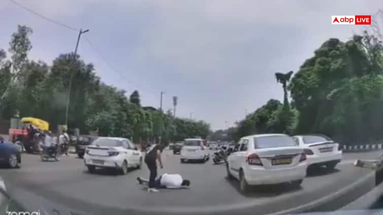 Viral Video: बीच सड़क पर घमासान, बाइक वाले ने शख्स को जमकर धुना, चलाए घूसे, मारी लात