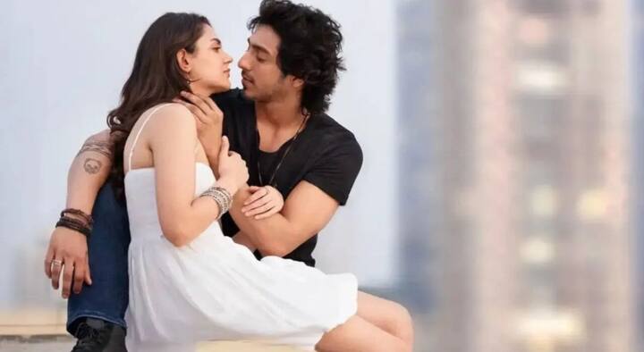 थिएटर्स में ये फिल्म देखने के बाद सभी को अहान पांडे और अनीत पड्डा की ये फ्रेश जोड़ी बहुत पसंद आ रही. दोनों की केमिस्ट्री ने लोगों को उनका फैन बना दिया है.