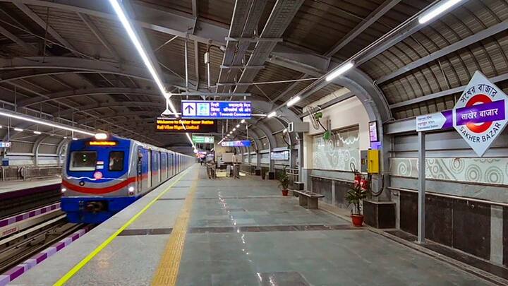 কিন্তু এমনটা করলে আপনি বেশ বিপদে পড়তে পারেন। মেট্রোতে গেট বন্ধ হতে বাধা দেওয়াটা নিয়ম অনুযায়ী একটি অপরাধ। নিয়ম ভাঙলে জরিমানা করা হয়।