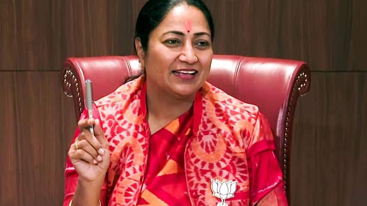 दिल्ली की भाजपा सरकार ने अब डीटीसी बसों में फ्री ट्रैवल करने को लेकर एक नया सिस्टम लागू करने का फैसला किया है. जिसके तहत फ्री ट्रैवल करने वाली महिलाओं को स्मार्ट कार्ड मुहैया करवाए जाएंगे. जिसके आधार पर उन्हें डीटीसी बसों में ट्रैवल की अनुमति होगी.