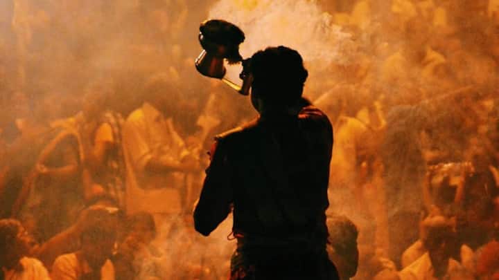 Which Country Flag Have Hindu Temple: दुनिया में हर देश को उसके झंडे के जरिए भी पहचाना जाता है, वहीं एक ऐसा देश भी है जिसके राष्ट्रीय ध्वज पर हिंदू मंदिर बना है. चलिए उसके बारे में जानें.