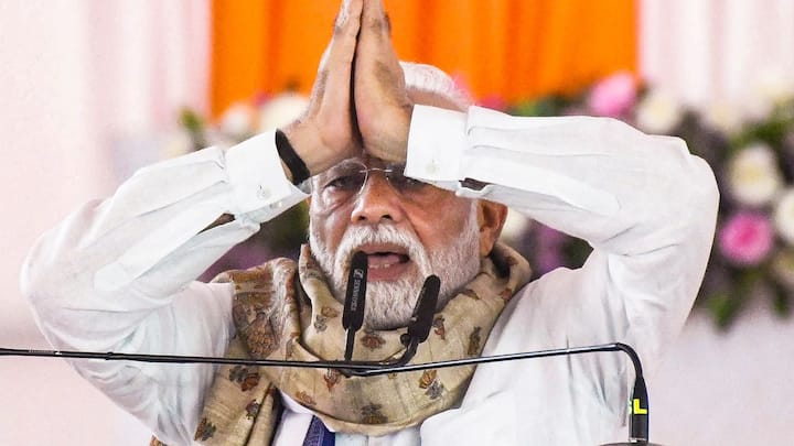 মোদি বলেন, বিজেপি পশ্চিমবঙ্গ নিয়ে বড় স্বপ্ন দেখে। বাংলাকে সমৃদ্ধ বানাতে চায় বিজেপি। বিকশিত পশ্চিমবঙ্গ তৈরি করতে চায় বিজেপি। স্বপ্ন পূরণ করতেই আমার চেষ্টা। পশ্চিমবঙ্গের এই মাটি প্রেরণার মাটি। ছোটরা ছবি এঁকে নিয়ে এসেছে। দিতে চায়। ঠিকানা লিখে দাও। আমি চিঠি দেব। এসপিজিকে বলছি, নিয়ে নিন। বৃষ্টি হচ্ছিল,সবাই বসে আছেন।