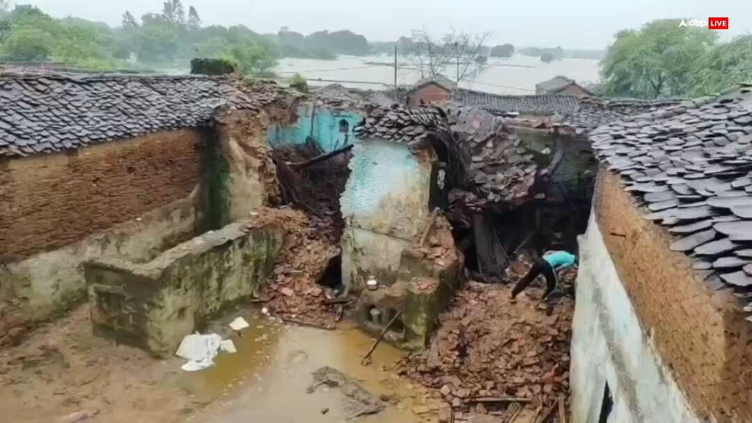 महोबा में बारिश का कहर, कच्चा मकान गिरने से मां-बेटे की मौत, पिता समेत छोटा बेटा घायल Rain in Mahoba mother and son die due to collapse of house Ann महोबा में बारिश का कहर, कच्चा मकान गिरने से मां-बेटे की मौत, पिता समेत छोटा बेटा घायल