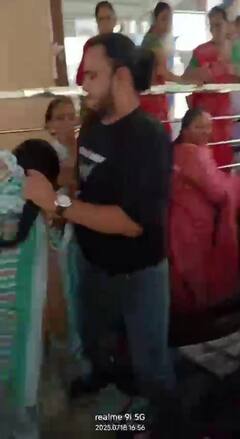 અમદાવાદના વસ્ત્રાલમાં લુખ્ખાઓનો આતંક, ભજન ગાતી મહિલાઓના વાળ ખેંચી માર માર્યો, વીડિયો વાયરલ!