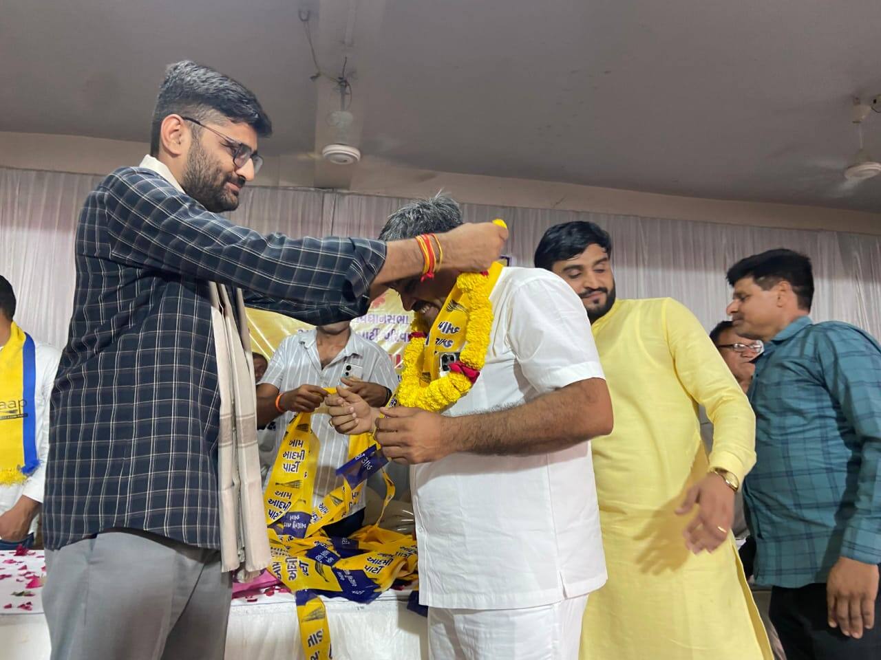 ગોપાલ ઇટાલિયા ધારાસભ્ય બનતા જ ભાજપ-કોંગ્રેસમાં વિકેટ પડવાની શરૂ! જૂનાગઢના કેશોદમાં અનેક નેતાઓ AAPમાં જોડાયા