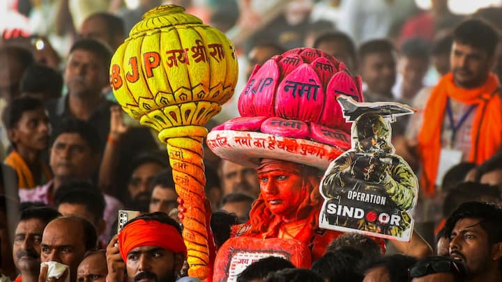 প্রধানমন্ত্রী বলেন, বড়রা আমার প্রণাম নেবেন, ছোটরা ভালবাসা। জয় মা কালী, জয় মা দুর্গা। শ্রাবণ পবিত্র মাস। এই সময়ে পশ্চিমবঙ্গে উন্নয়নে অংশ নেওয়ার সুযোগ মিলেছে। সরকারি অনুষ্ঠানে ৫৪০০ কোটি টাকার শিলান্যাস করা হয়েছে।