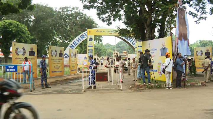 গোটা রাস্তা জুড়ে পুলিশ পিকেট রয়েছে। একাধিক জায়গায় যান নিয়ন্ত্রণ করা হয়েছে। গার্ডরেল দিয়ে ঘিরে ফেলা হয়েছে রাস্তা।
