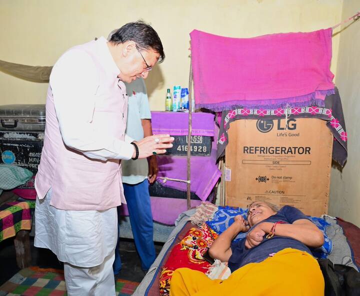 सीएम धामी की मुलाकात की यह तस्वीर अब सोशल मीडिया पर काफी तेजी से वायरल हो रही हैं.