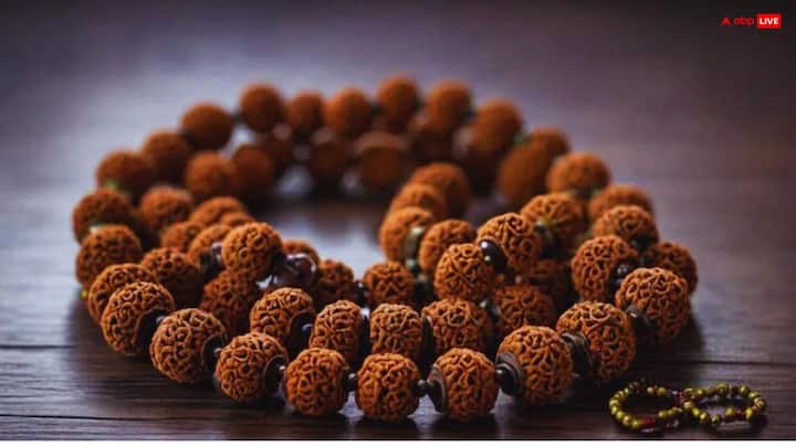 धार्मिक मान्यता है कि रुद्राक्ष पहने के 7 या 21 दिन में वो असर दिखाना शुरू कर देता है, लेकिन इसके लिए अपनी जीवनशैली में नियमों का पालन बेहद जरुरी है, तभी इसका फल मिलता है.