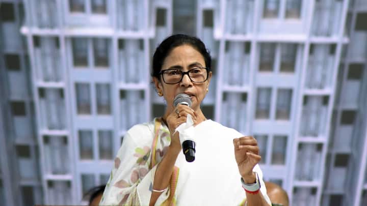 पश्चिम बंगाल में वोट वाइब के अनुसार, ममता बनर्जी को 41.7% लोग सीएम फेस के तौर पर पसंद करते हैं. शुभेंदु अधिकारी को 20.4%, सुकांत मजूमदार को 9.7% और अभिषेक बनर्जी को 5.3% समर्थन मिला.