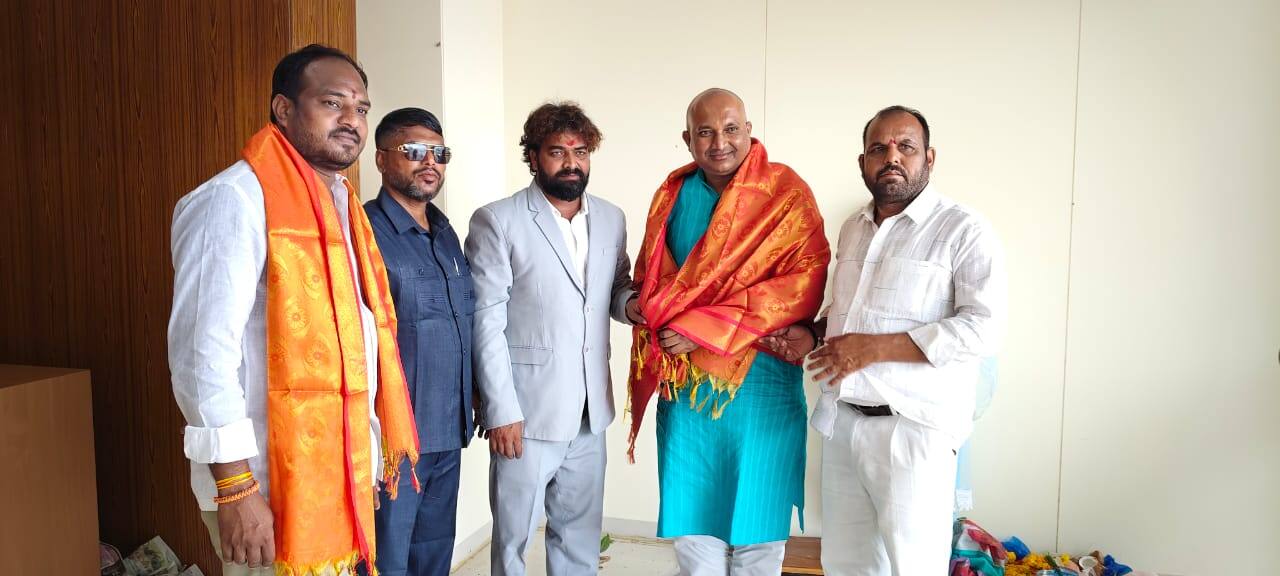 Adilabad Crime News: ఆదిలాబాద్‌ జిల్లా నాయకుల మెడకు డిజిటల్ మైక్రో ఫైనాన్స్ మెసాల ఉచ్చు- క్రిష్ణాతో ఫొటోలు దిగిన నాయకులపై ఆరోపణలు