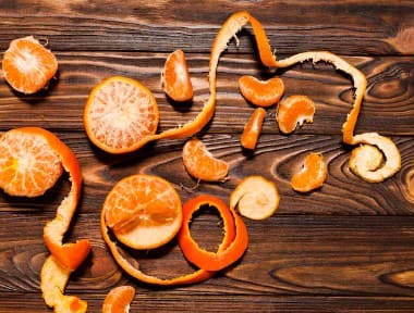 संतरे के छिलके का पाउडर:  संतरे का छिलका दांतों पर चमक लाता है. इसे सबसे पहले सुखाकर पाउडर बना लें और नियमित रूप से ब्रश करने के साथ इस्तेमाल करें.