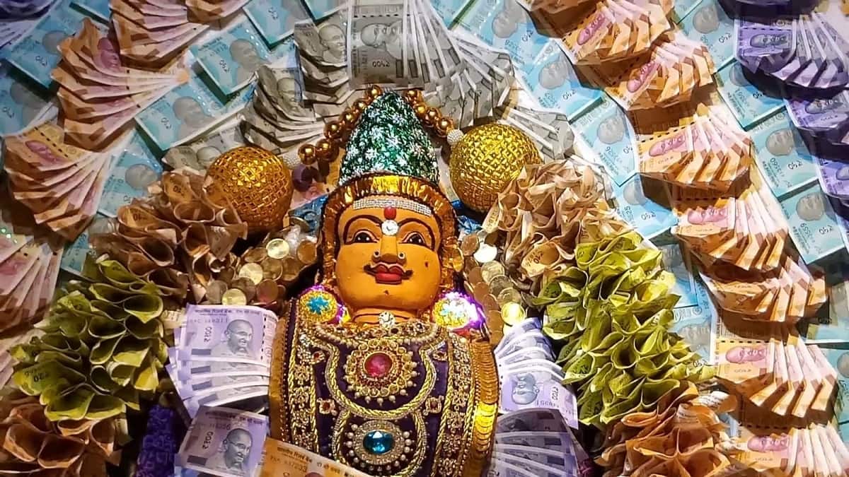 கண்குளிர, மனம் குளிர பண அலங்காரத்தில் அருள்பாலித்த அரியலூர் பெரியநாயகி அம்மன்