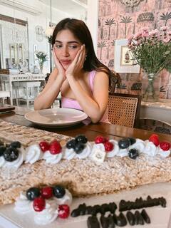 मां के पैर छूकर लिया आशीर्वाद, फिर काटा केक...बर्थडे पर पिंक ड्रेस में बला की खूबसूरत दिखीं भूमि पेडनेकर