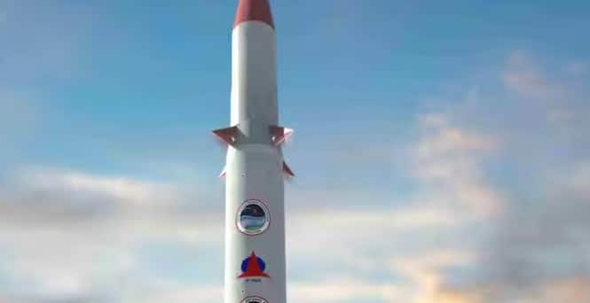 Arrow-4 Defence System: ઈઝરાયલે તેની એર ડિફેન્સ સિસ્ટમને વધુ મજબૂત બનાવી છે અને એરો-4 મિસાઈલ ડિફેન્સ સિસ્ટમ વિકસાવી છે. ઈઝરાયલ એરોસ્પેસ ઇન્ડસ્ટ્રીઝ (IAI) ના વડા બોઝ લેવીએ પુષ્ટી કરી હતી કે આ અત્યાધુનિક સિસ્ટમ ટૂંક સમયમાં રાષ્ટ્રીય સુરક્ષા માળખાનો ભાગ બનશે. આ સિસ્ટમ અગાઉ વિકસિત એરો-૩ નું લેટેસ્ટ વર્ઝન છે, જે ટૂંકા અંતરે અત્યંત ચોકસાઈ સાથે દુશ્મન બેલિસ્ટિક મિસાઈલોને તોડી પાડવા માટે રચાયેલ છે.