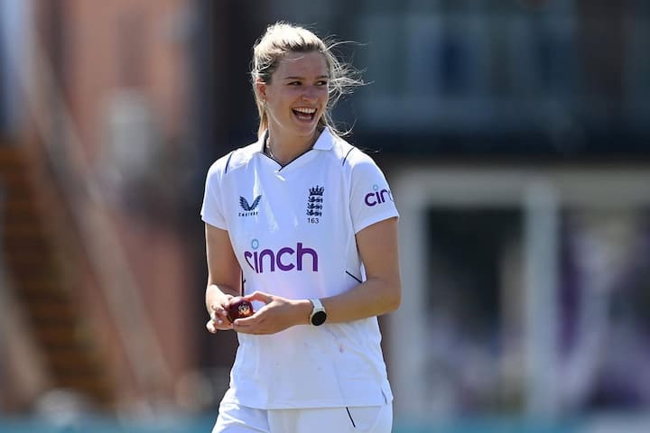 लॉरेन बेल के इस बार चर्चा में आने का कारण उनकी खूबसूरती नहीं, बल्कि इस इंग्लैंड की इस खिलाड़ी की धाकड़ गेंदबाजी है.