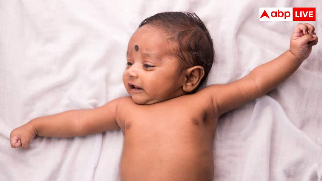 बच्चों के माथे पर क्यों लगाया जाता है काला टीका, जानें क्या है इसके पीछे का साइंस Significance of black dot on babys forehead in Indian culture and Ayurveda बच्चों के माथे पर क्यों लगाया जाता है काला टीका, जानें क्या है इसके पीछे का साइंस