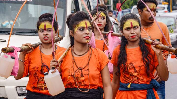 कांवड़ियों का कहना है कि यह तिरंगा कांवड़ शहीदों के बलिदान को नमन करने का माध्यम है और यह दिखाता है कि श्रद्धा के साथ देशभक्ति भी हमारे दिलों में बराबर बसती है.