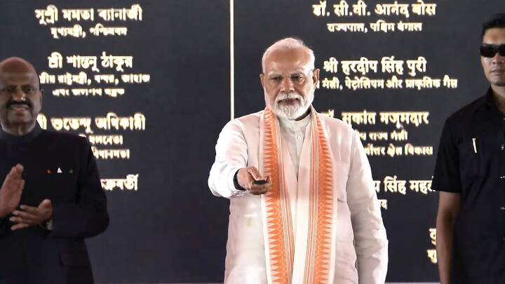 প্রধানমন্ত্রী বলেন, তৃণমূল সরকার বাংলার বিকাশের পথে দেওয়া তুলে দাঁড়িয়েছে। যেদিন তৃণমূল সরকারের দেওয়াল ভেঙে পড়বে, সেদিনই বিকাশের নতুন ধারা শুরু হবে। তৃণমূল সরকার গেলেই আসল পরিবর্তন আসবে। তৃণমূল যাবে, তবেই আসল পরিবর্তন আসবে(বাংলা)।