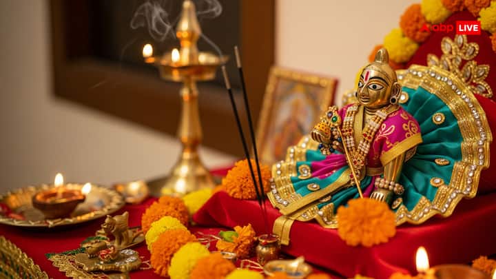 While worshiping Laddu Gopal, it is very important to be calm and pure. Do not worship them with impure or angry heart.