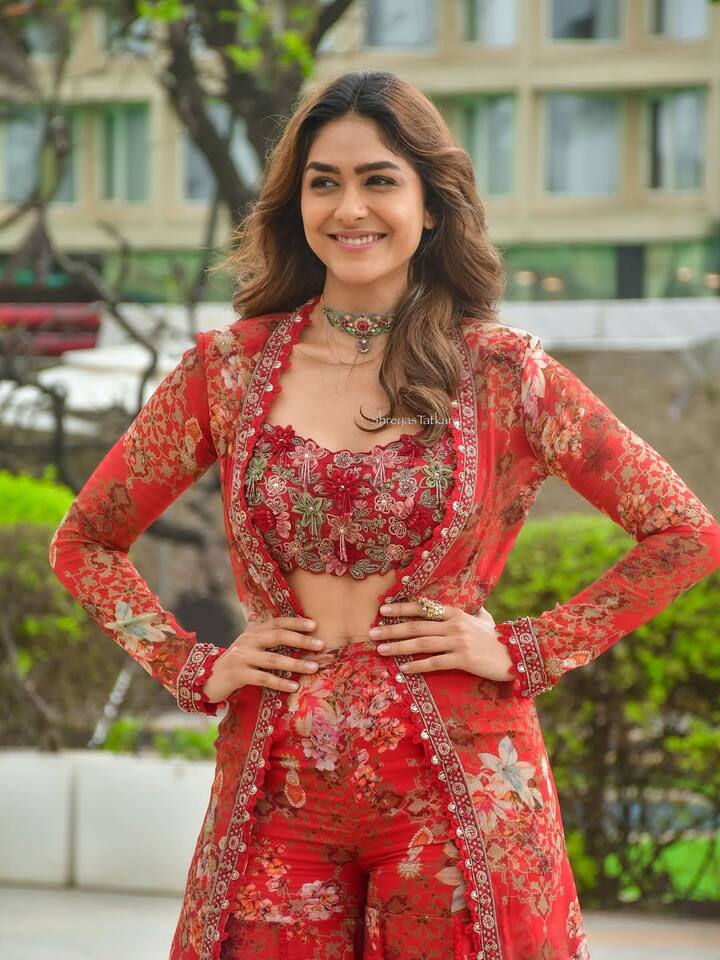 अभिनेत्री मृणाल ठाकूर मूळची धुळे जिल्ह्यातील असून तिने बॉलिवूड आणि टॉलिवूडमधील अनेक सिनेमांमध्ये काम केलं आहे.