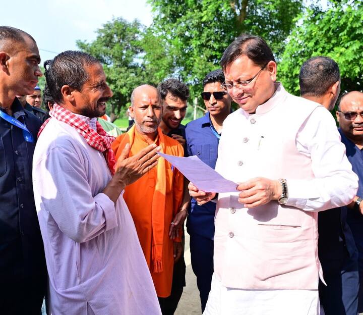 सीएम धामी ने लिखा-खटीमा में देवतुल्य जनता की समस्याएं सुनीं और उनके समाधान के लिए अधिकारियों को निर्देशित किया. इस दौरान मातृशक्ति, बुजुर्गों एवं राज्य आंदोलनकारियों से भेंट कर उनका कुशलक्षेम जाना.